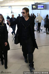 组图：布拉德-皮特酷帅亮相慷慨派签名