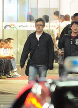 组图：张宇来京风采不再满头白发