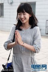 组图：周冬雨素颜北电报到 9日参加军训将住校