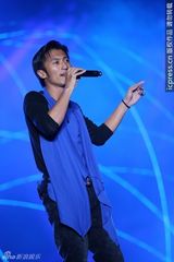 组图：中秋蔡依林献唱露胸光 谢霆锋拒谈王菲