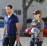 高清组图：娜塔丽-波特曼一家三口外出儿子可爱