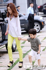 组图：WG先艺携夫贺朱雅敏大婚 宽衫遮孕肚