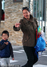 组图：刘威儿子曝光星范儿足 妈妈接送风尘仆仆