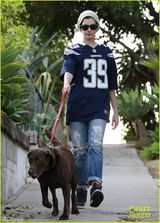 组图：安妮海瑟薇与老公共进晚餐 黑丝秀美腿