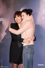 组图：黄小琥出碟秀事业线 萧淑慎献花做公益