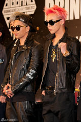 组图：韩团Bigbang香港开唱 GD红发抢眼TOP斯文