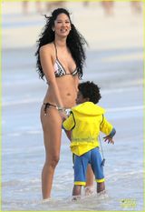 组图：时尚女皇吉莫拉胸器傲人 与男友海滩热吻