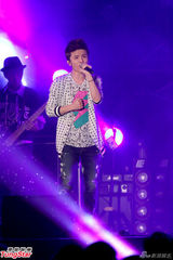 组图：A-Lin落泪小宇忙救场 信旋风登台引高潮