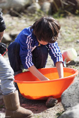 组图：《爸爸》萌娃当家照顾宝宝 kimi意外落水