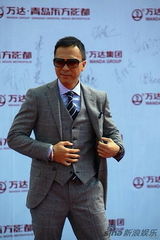 组图：甄子丹出席东方影都启动 与朋友相谈甚欢