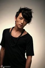 幻灯图：许诺写真忧郁绽放 尝试华丽新造型