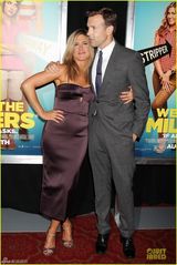 组图：44岁安妮斯顿小腹圆滚惹怀孕疑云