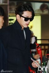 组图：玄彬黑衣现身机场展迷人笑容 赴日会粉丝