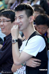 幻灯图：“内地造星教父”出书 陈子嘟称新秀缺内涵