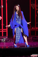 组图：幸田来未开唱变身蓝色妖姬 撅臀秀S曲线