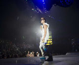 组图：比伯堪萨斯巡演帅气 天使造型从天而降