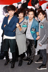 组图：棒棒堂男孩出席活动 獒犬被曝曾被粉丝强吻