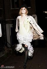 高清组图：艾玛-沃特森化身马戏团女郎 浓妆华丽