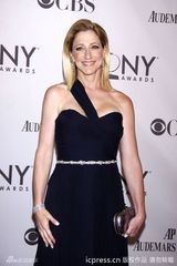 组图：托尼奖红毯星光熠熠 女星斗艳秀腿露肩