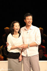 组图：朱铁携妻亮相《非常夫妻》现场补求婚仪式