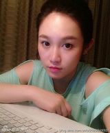 组图：好声音那英组冠军萱萱美艳私照 红唇性感