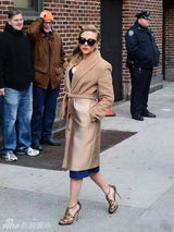 组图：斯嘉丽复古装现身街头宣传新片 红唇性感