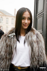 组图：Angelababy现身巴黎时装展 酷帅造型展气场