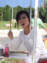 幻灯图集：翁虹极丑剧照曝光 不顾形象龅牙演出