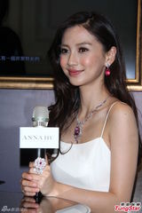 组图：Angelababy白裙优雅美艳 自曝想未婚生子