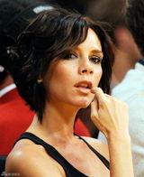 高清：辣妹新发型亮相大翘不雅二郎腿 铁面监管小贝