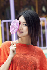 组图：郭珍霓甜蜜糖果色系写真 娇俏可人