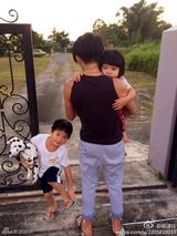 组图：曹格一家四口海边度假 父子卖萌娇妻美艳