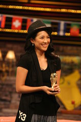 幻灯图：章子怡做客《黄加李泡》 赤脚上阵秀球技