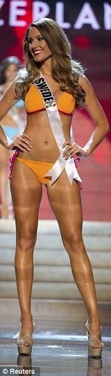 组图：环球小姐众佳丽泳装礼服美艳 中国小姐微笑迷人