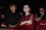 组图：范冰冰红裙美艳 与李敏镐贴耳热聊显亲密