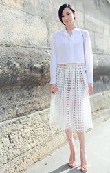 高清图：吴佩慈淡雅看秀 透视裙吸引眼球