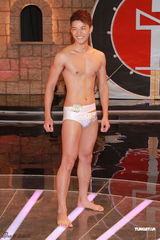 组图：亚洲先生订制水晶泳裤半裸大秀健美肌肉