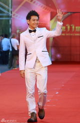 组图： 赵本山师徒压轴长影节 倪妮蓝裙优雅显大气