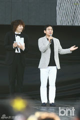 组图：f(x)BEAST等参加DMZ世界和平演唱会