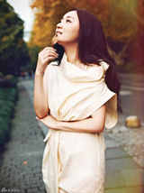 组图：杨钰莹气质写真曝光 长发披肩回眸展柔情