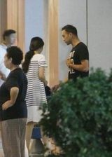 组图：黄觉疑似有新欢 牵手白裙女骑摩托秀恩爱