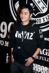 幻灯图：余文乐泰国拍戏趣事多 阮经天避谈恋情