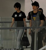 组图：李宇春现身机场粉丝包围 人气过高警察出动