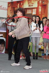 组图：岑丽香开心拍古装剧 米雪将性感演粤剧