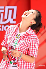 组图：何洁助阵《激情唱响》 现场演唱尴尬忘词