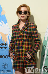 组图：宋茜佳仁等出席活动 华丽美衣争奇斗艳