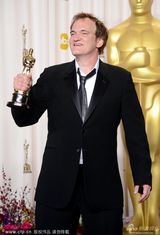组图：奥斯卡颁奖礼后台-昆汀比剪刀手搞怪