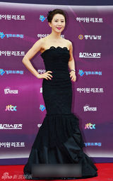 组图：金熙爱亮相百想红毯 曳地镂花黑裙高雅