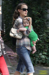 高清图：辣妈娜塔莉-波特曼出行 儿子首度曝光