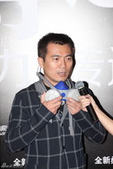 组图：2012新浪微博之夜红毯-黄健翔戴防毒面具